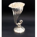 Vaso in argento a foggia di cornucopia con applicazioni di due rami in fusione con foglie e fiori