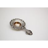 Colino da tea in argento Tit. 800 finemente cesellato, bolli non identificati