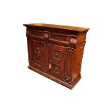 Credenza in noce a due porte e due cassetti cm. 153x53xh127 Veneto XVI secolo (il coperchio e lo