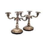 Coppia di candelabri in argento Tit 800 a tre luci anni '40 h cm. 23 leggermente danneggiato