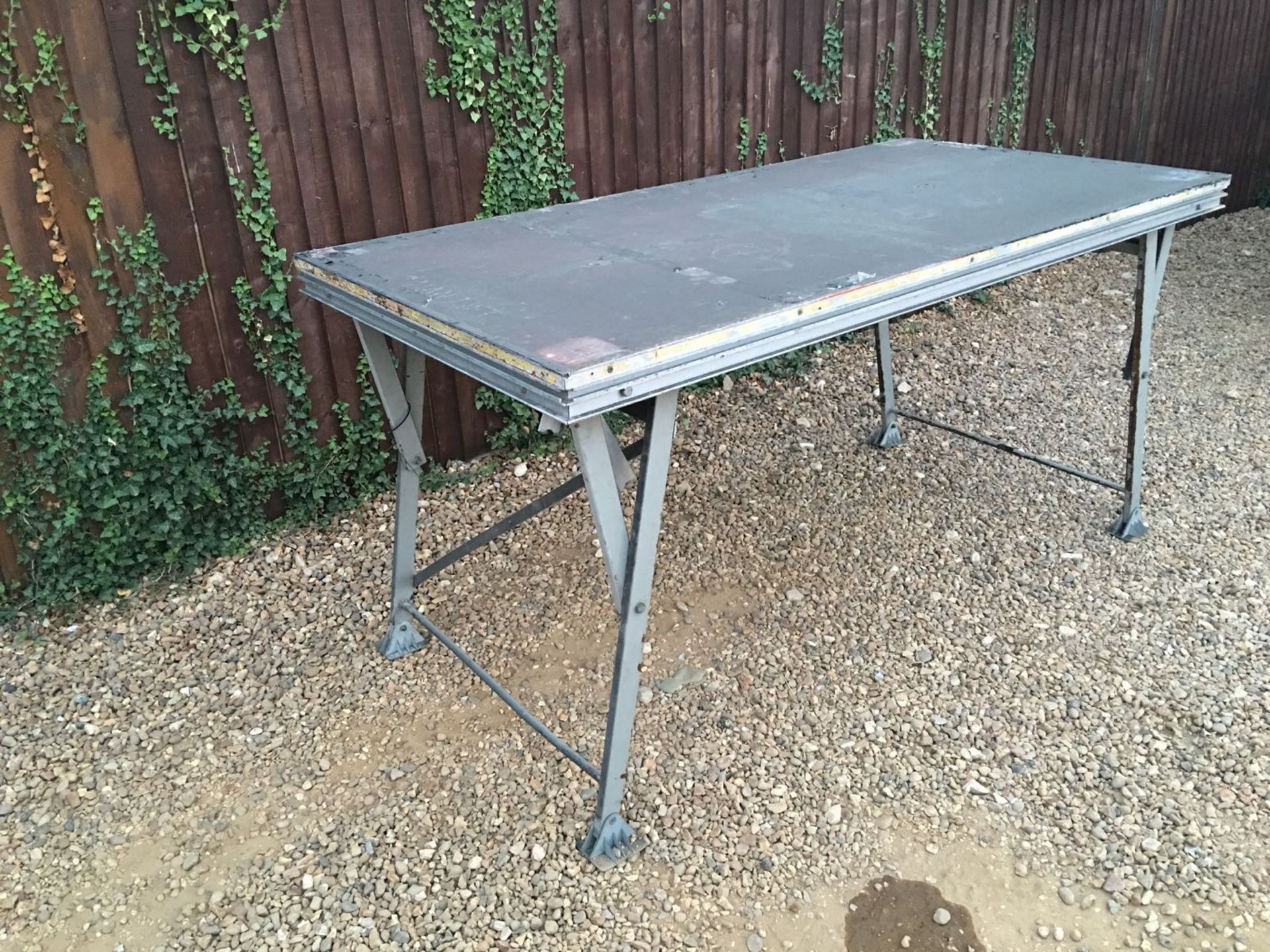 METAL TABLE FOLDABLE