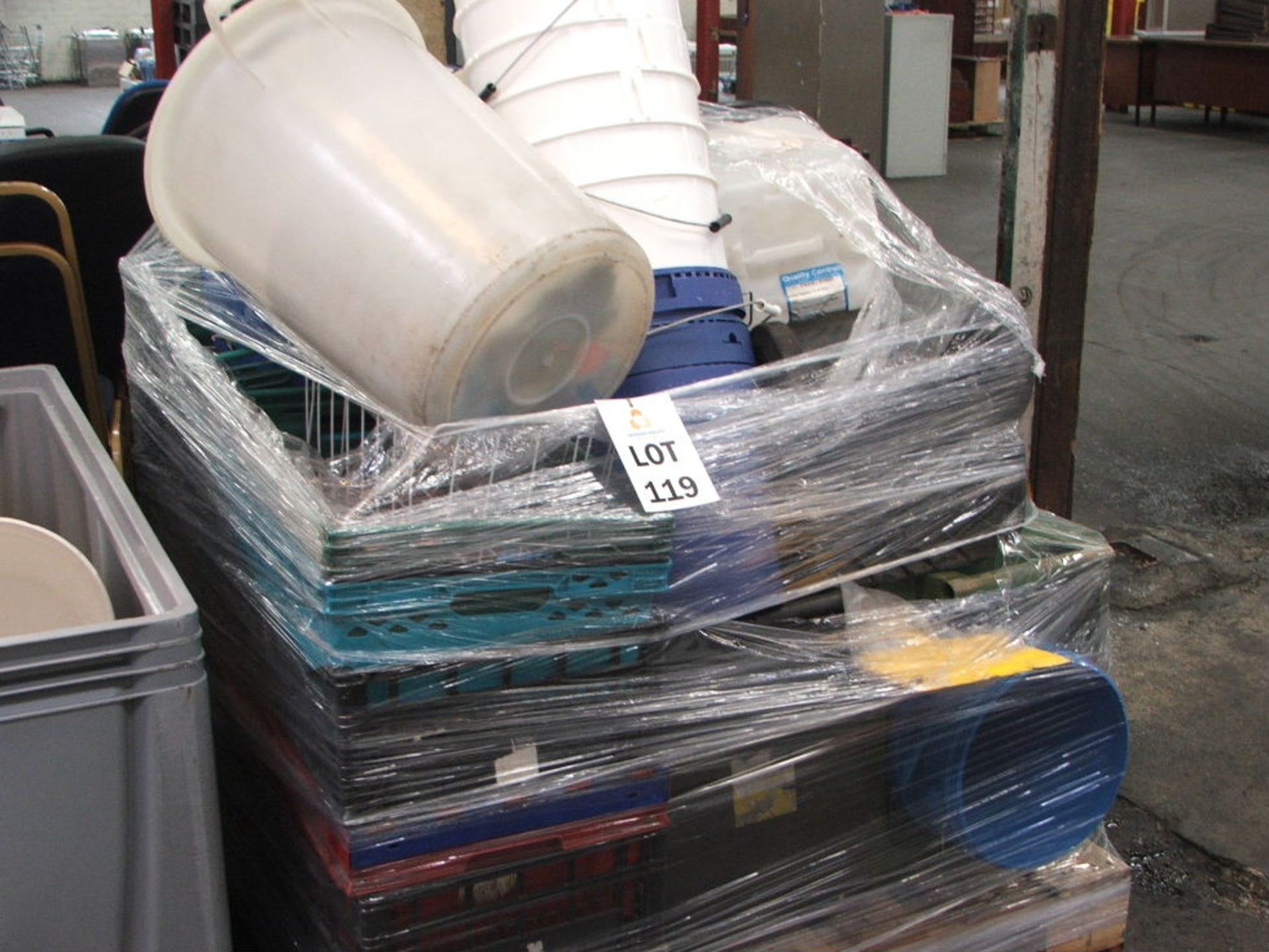 LARGE QTY OF PLSTIC BUCKETS,TRAYS & BINS