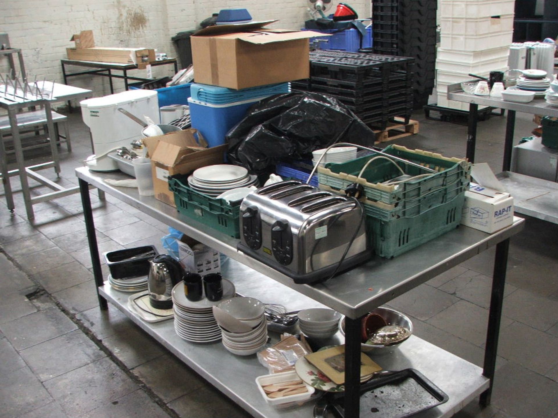 1 X 2000 X 1000 PREPARATION TABLE & CONTENTS OF VARIOUS ITEMS OF CROCKERY