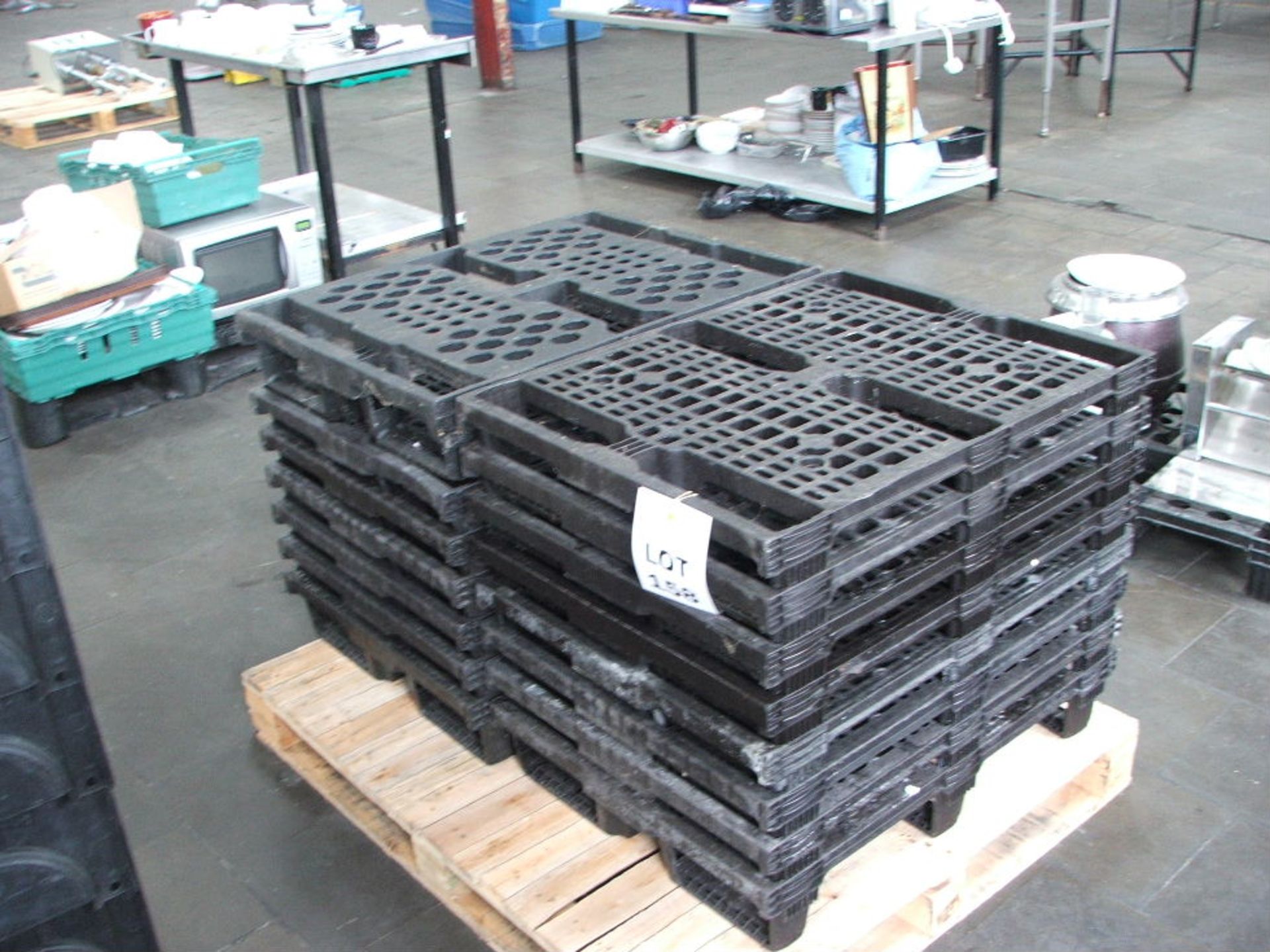 QTY OF 1 MTR X 1 MTR PLASTIC PALLETS