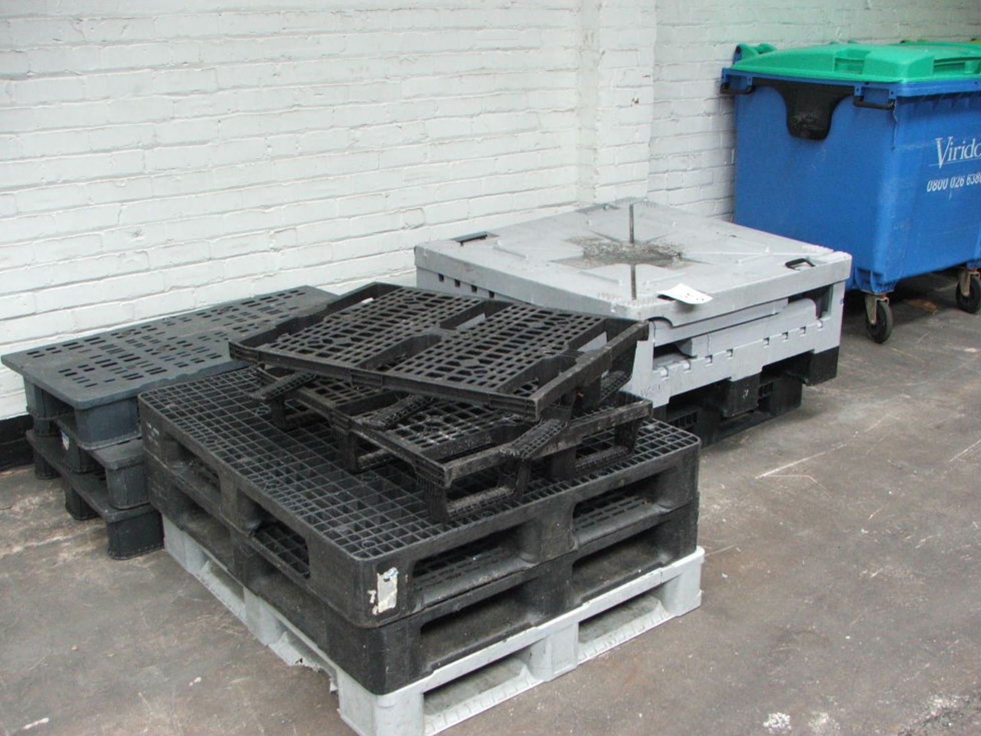 QTY OF PLASTIC PALLETS