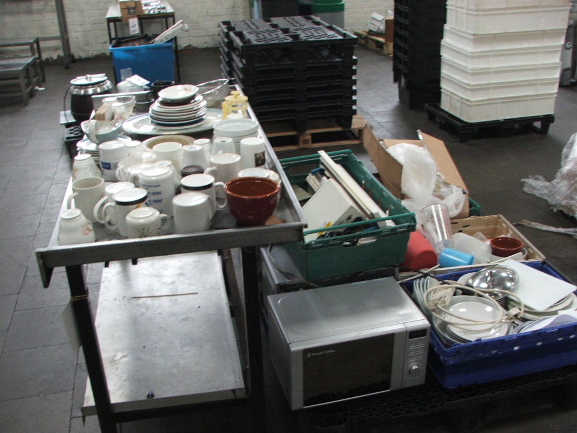 1 X 1500 X 600 PREPARATION TABLE & CONTENTS OF VARIOUS ITEMS OF CROCKERY