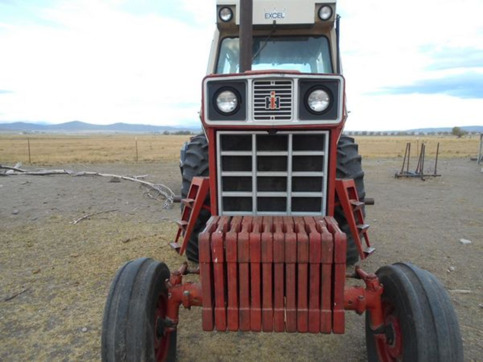 IH tractor - Image 2 of 4