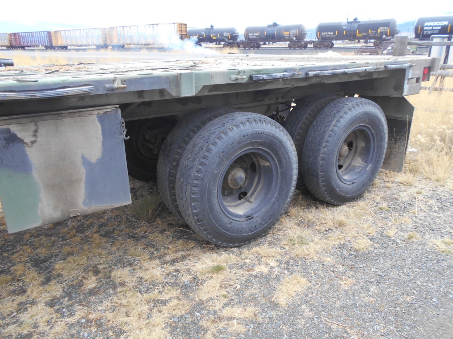 Flat bed trailer