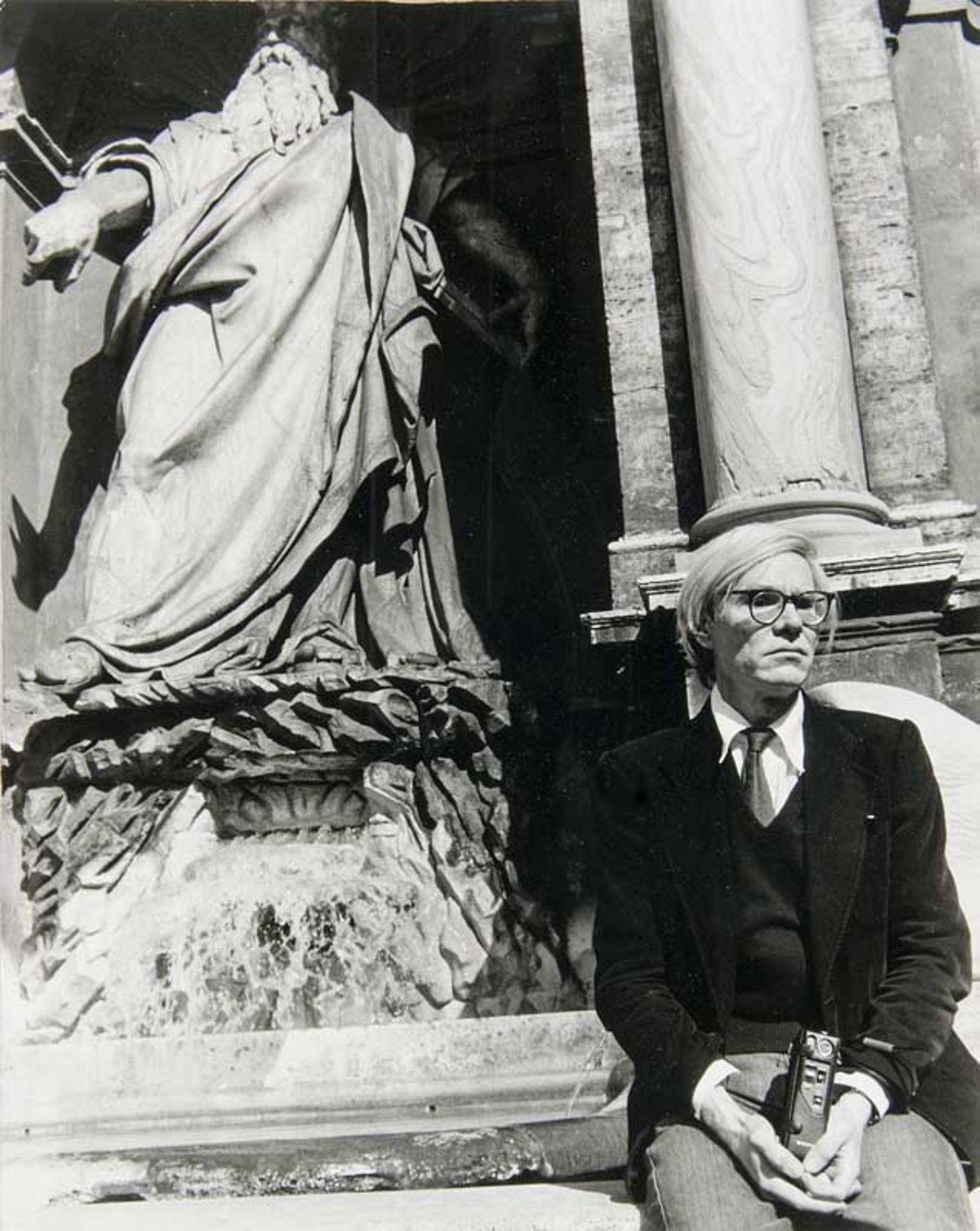 Andy Warhol - - Frassineti, Mimmo. Andy Warhol in Rom. 1977. 3 OPhotographien. Vintages,