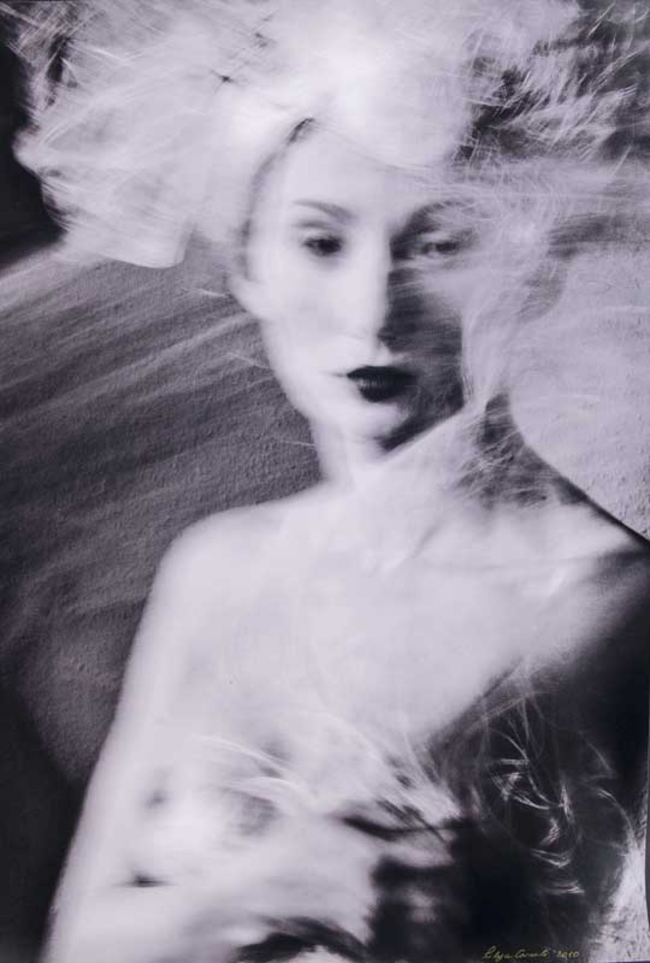 Corneli, Lilya. (1978 Yerevam (Armenien)). Vanilla Air, aus der Serie Intimacy self-portraits. 2010.