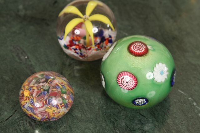 Early 20th c Collection of Ten Paper Weights in crystal, French and English - Image 4 of 8