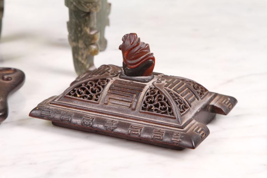 C1880 Carved Chinese Green Jade Sensor supported by four legs, with rosewood fretwork cover and - Image 2 of 8