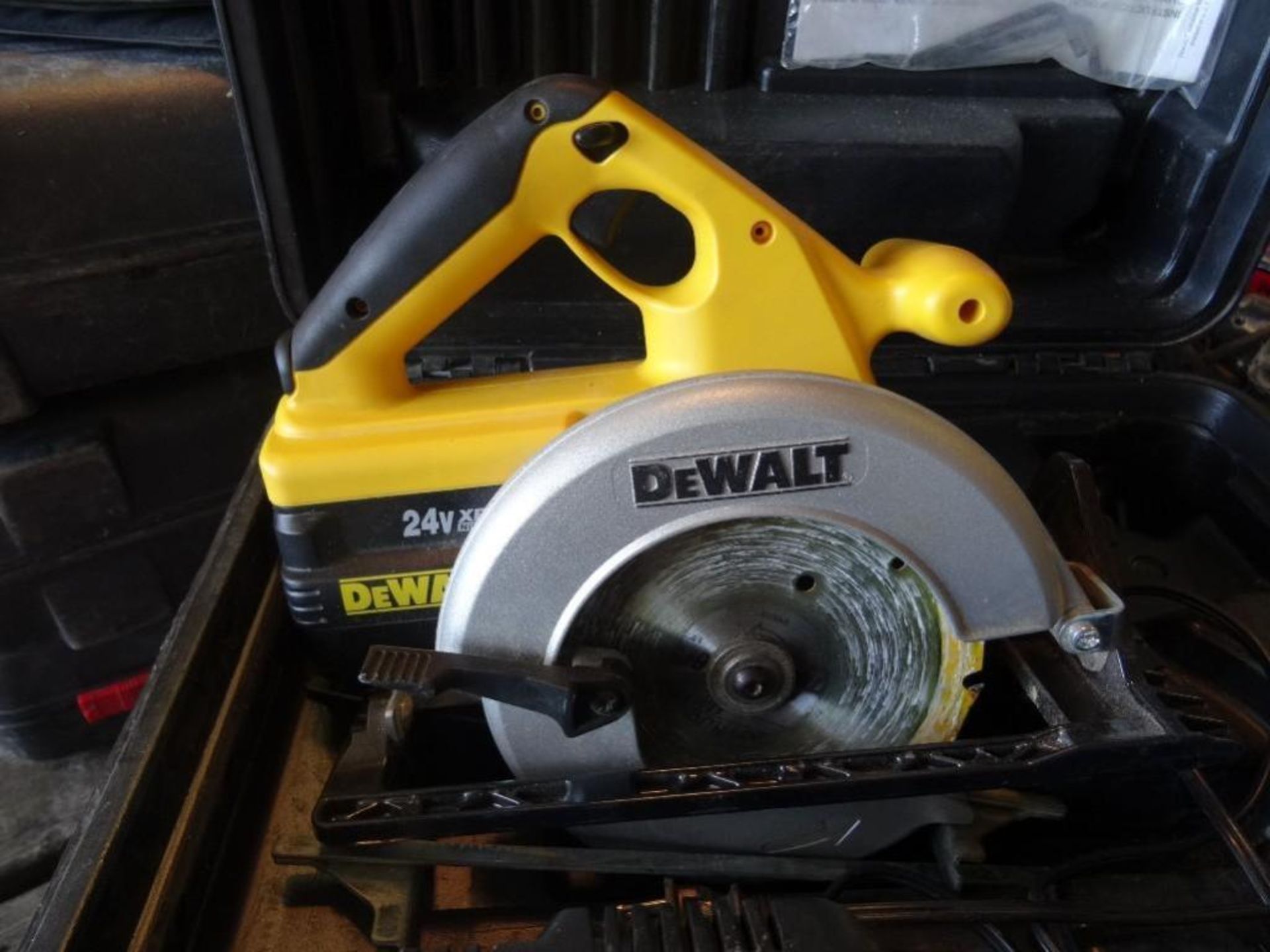 Dewalt 24V 6-1/2" Circular Saw 2