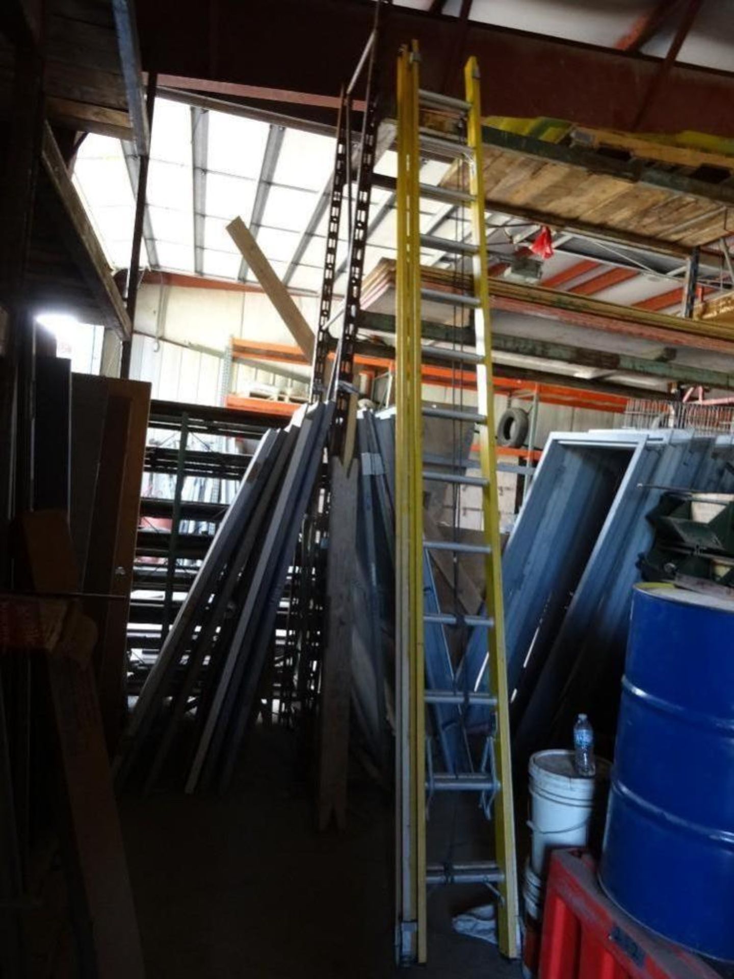Louisville Fiberglass Extension Ladder 28'