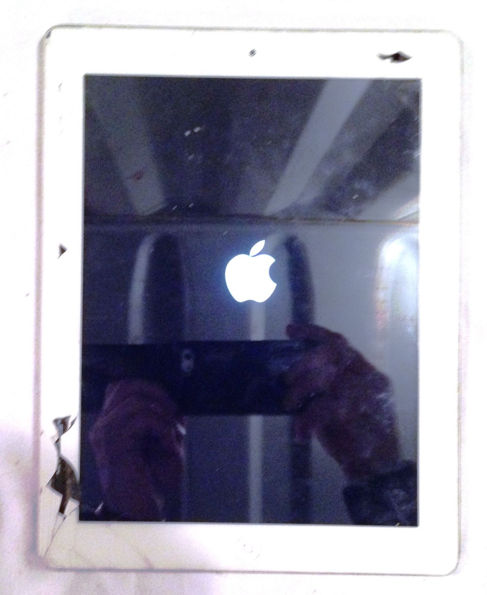 4th Gen iPad 16GB  Unlocked Serial No: DVGKJKEXF185 Condition: minor/Cracked Digitiser