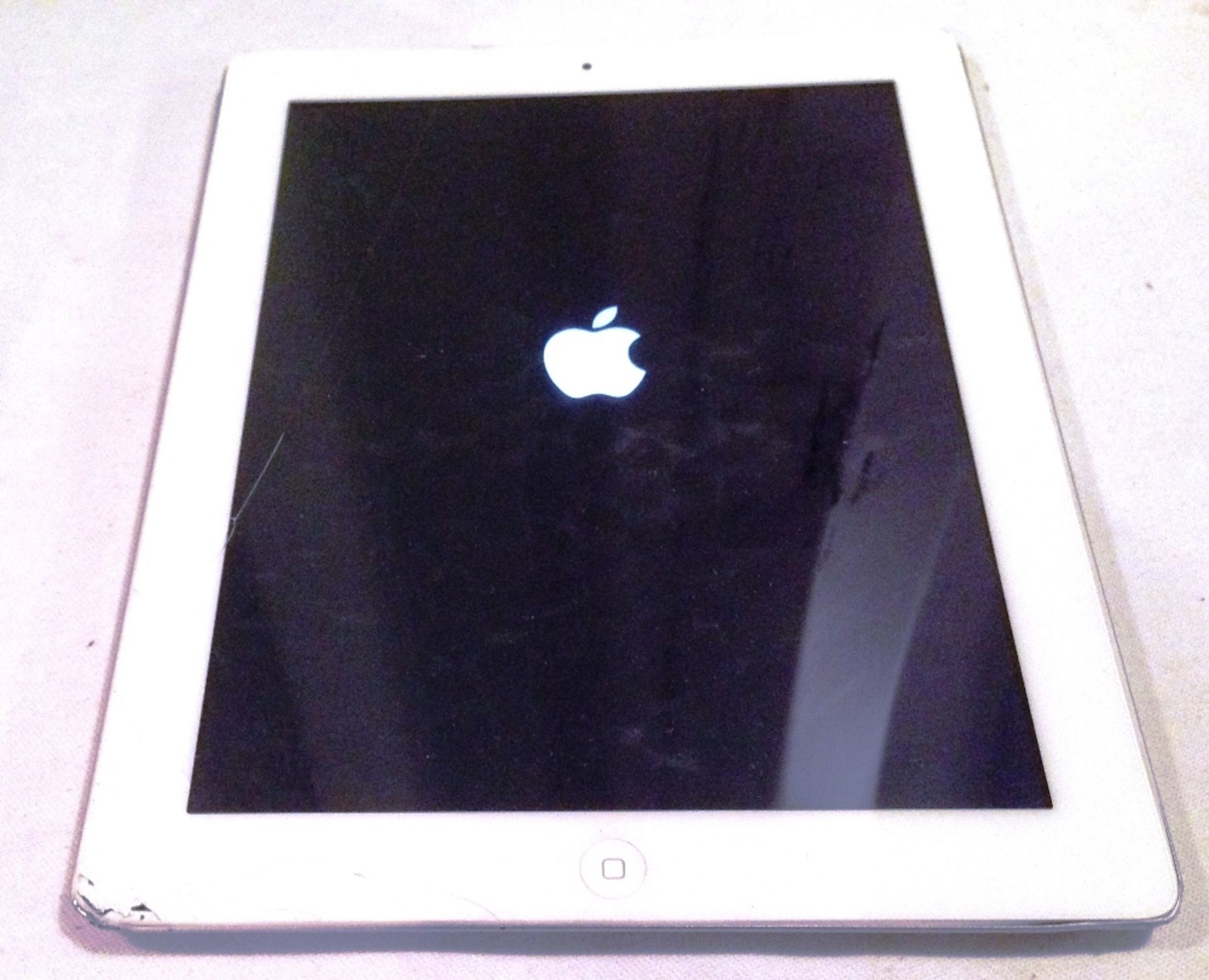 4th Gen iPad 16GB  Unlocked Serial No: DMRJHP85F185 Condition: minor/Cracked Digitiser - Image 2 of 2