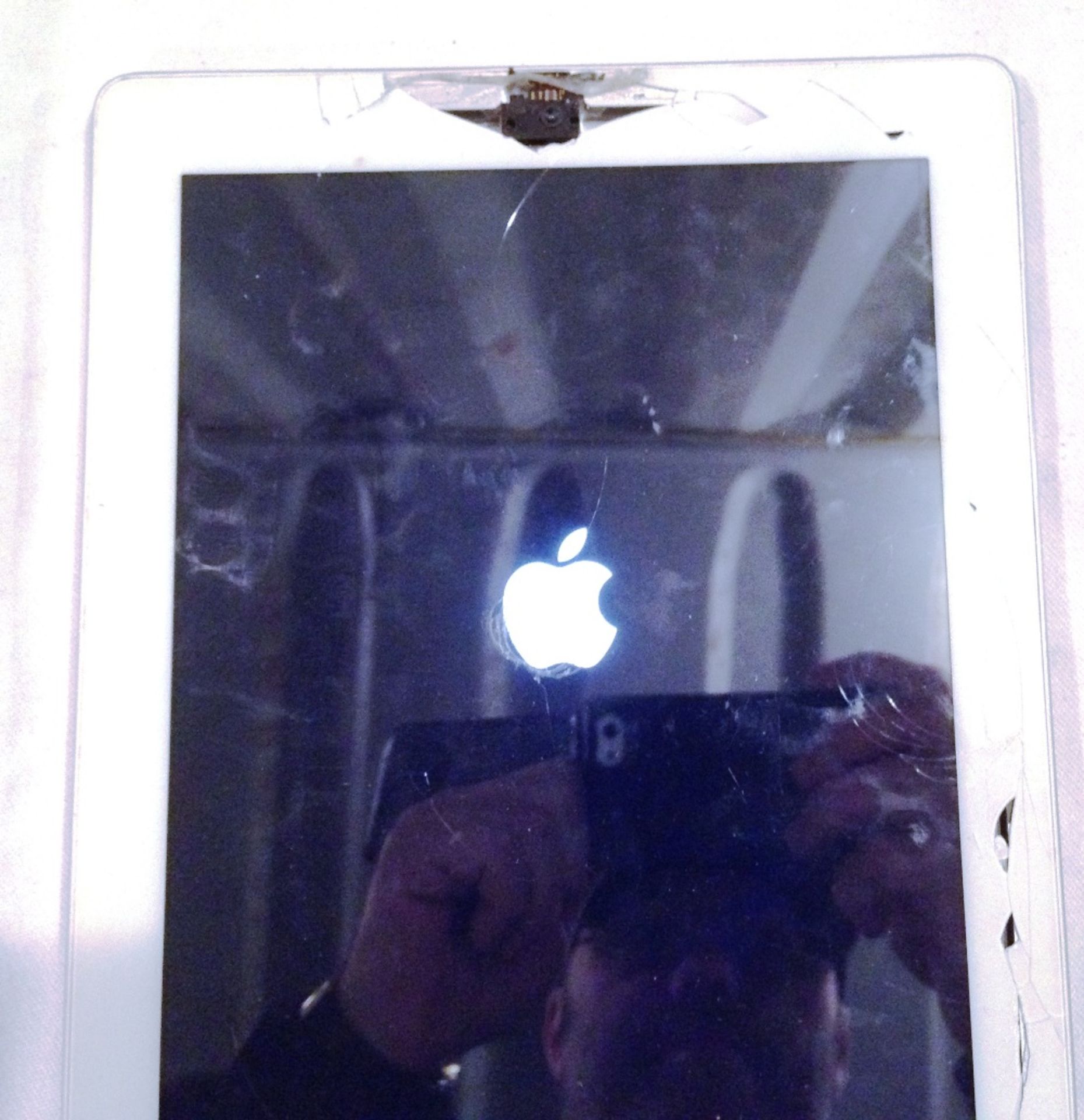 3rd Gen iPad 16GB  Unlocked Serial No: DYWHVKRWDVD1 Condition: minor/Cracked Digitiser - Image 2 of 2