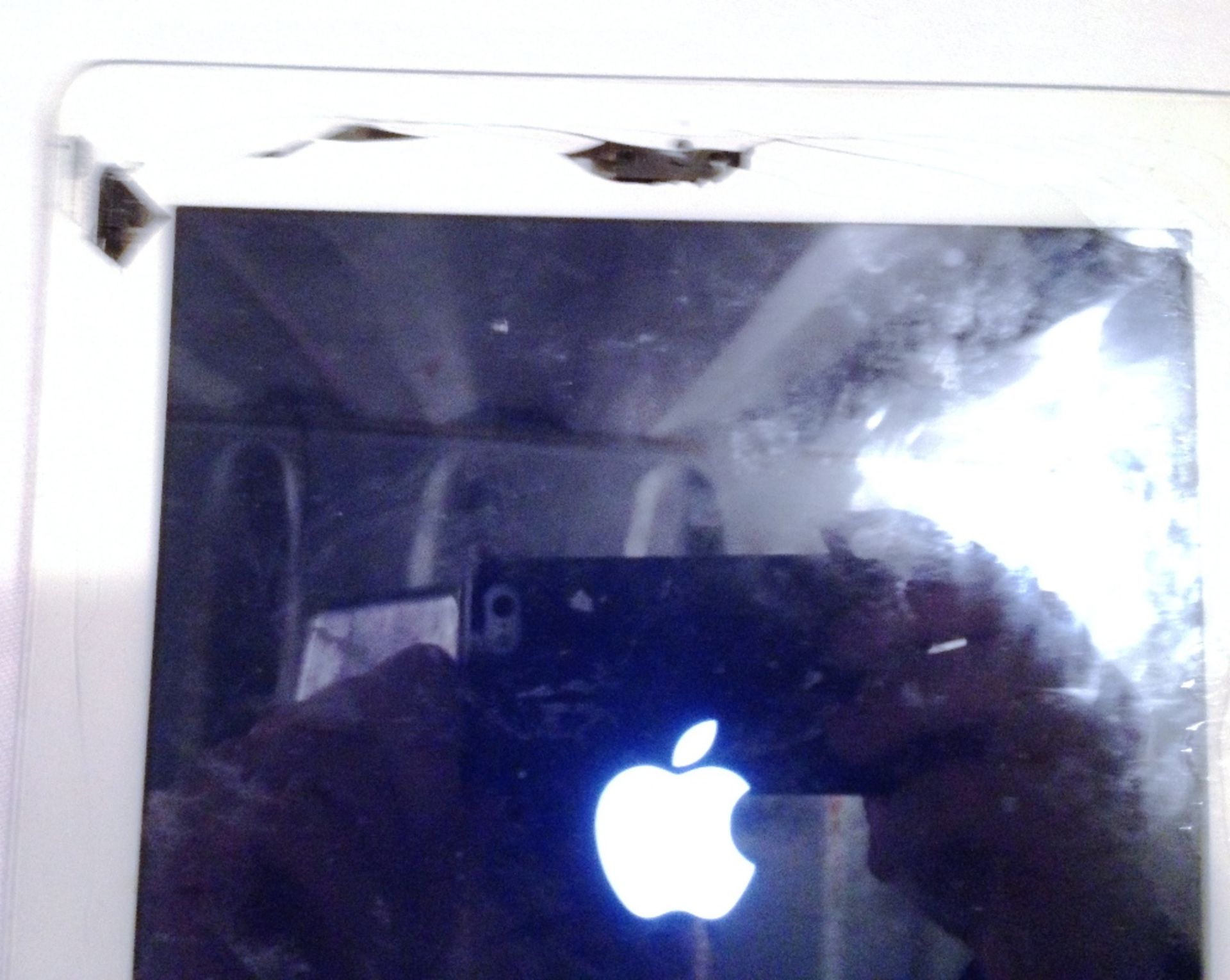 3rd Gen iPad 16GB  Unlocked Serial No: DYWHVSS5DVD1 Condition: minor/Cracked Digitiser - Image 2 of 2