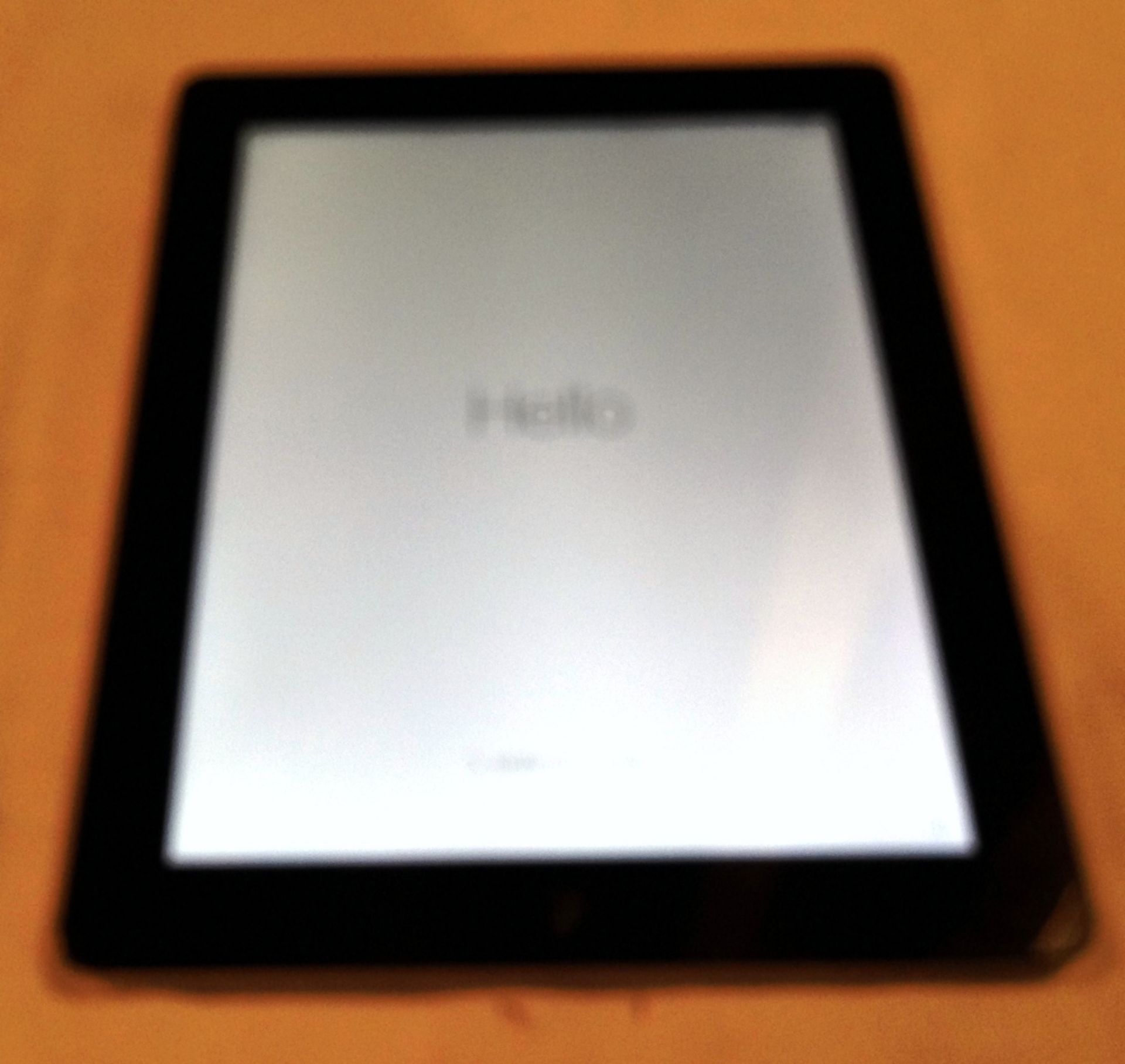 4th Gen iPad 16GB  Unlocked Serial No: DMRML5FQF182 Condition: minor/Cracked Digitiser - Image 2 of 2