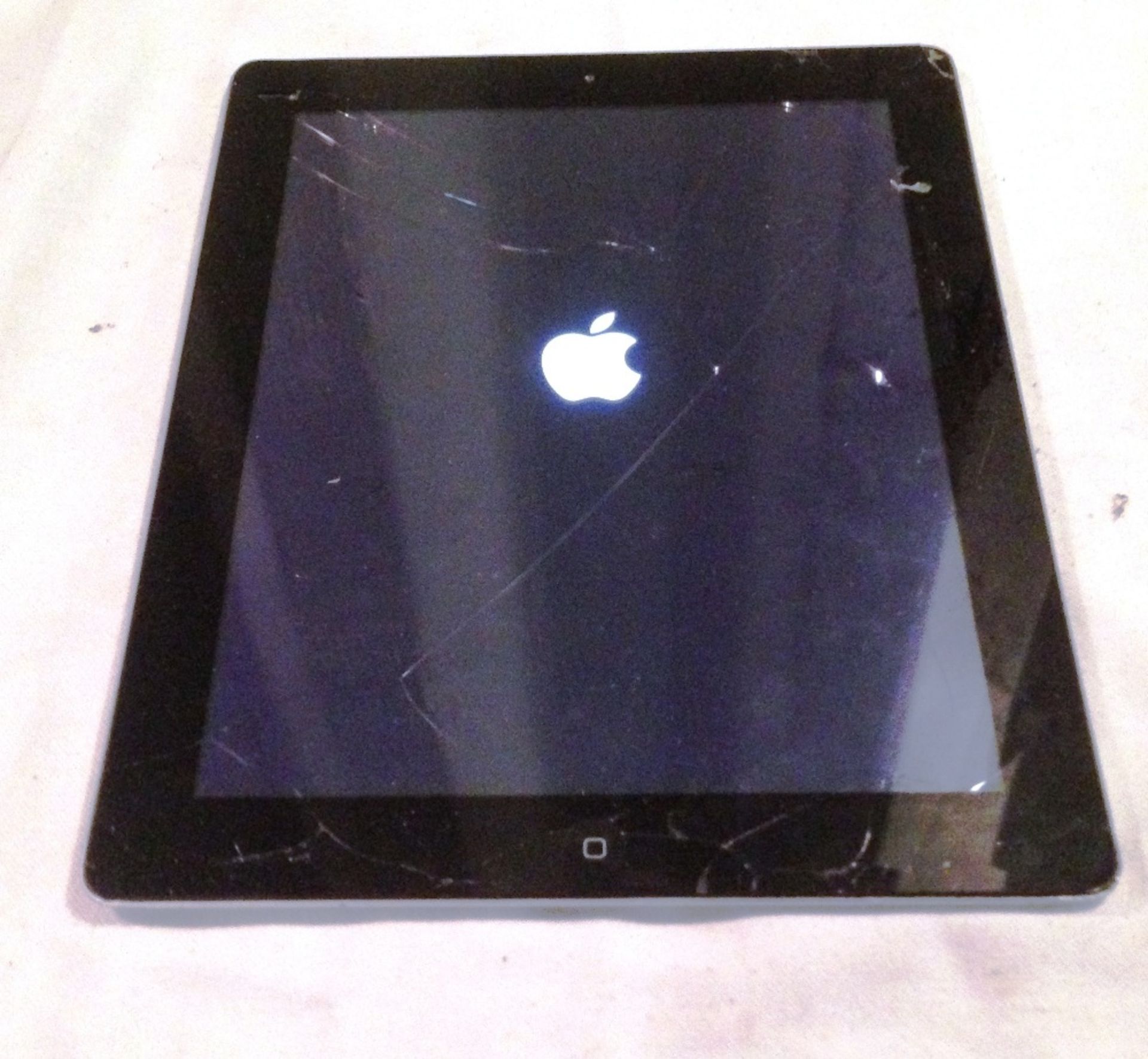 IPad 2 32GB Cellular Unlocked Serial No: DMPGP4T0DFJ2 Condition: minor/Cracked Digitiser - Image 2 of 2