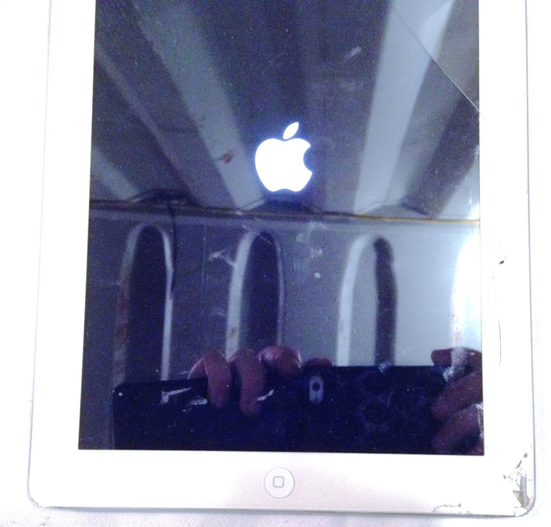 3rd Gen iPad 16GB Cellular Unlocked Serial No: DLXHFCWCDVGK Condition: minor/Cracked Digitiser - Image 2 of 2