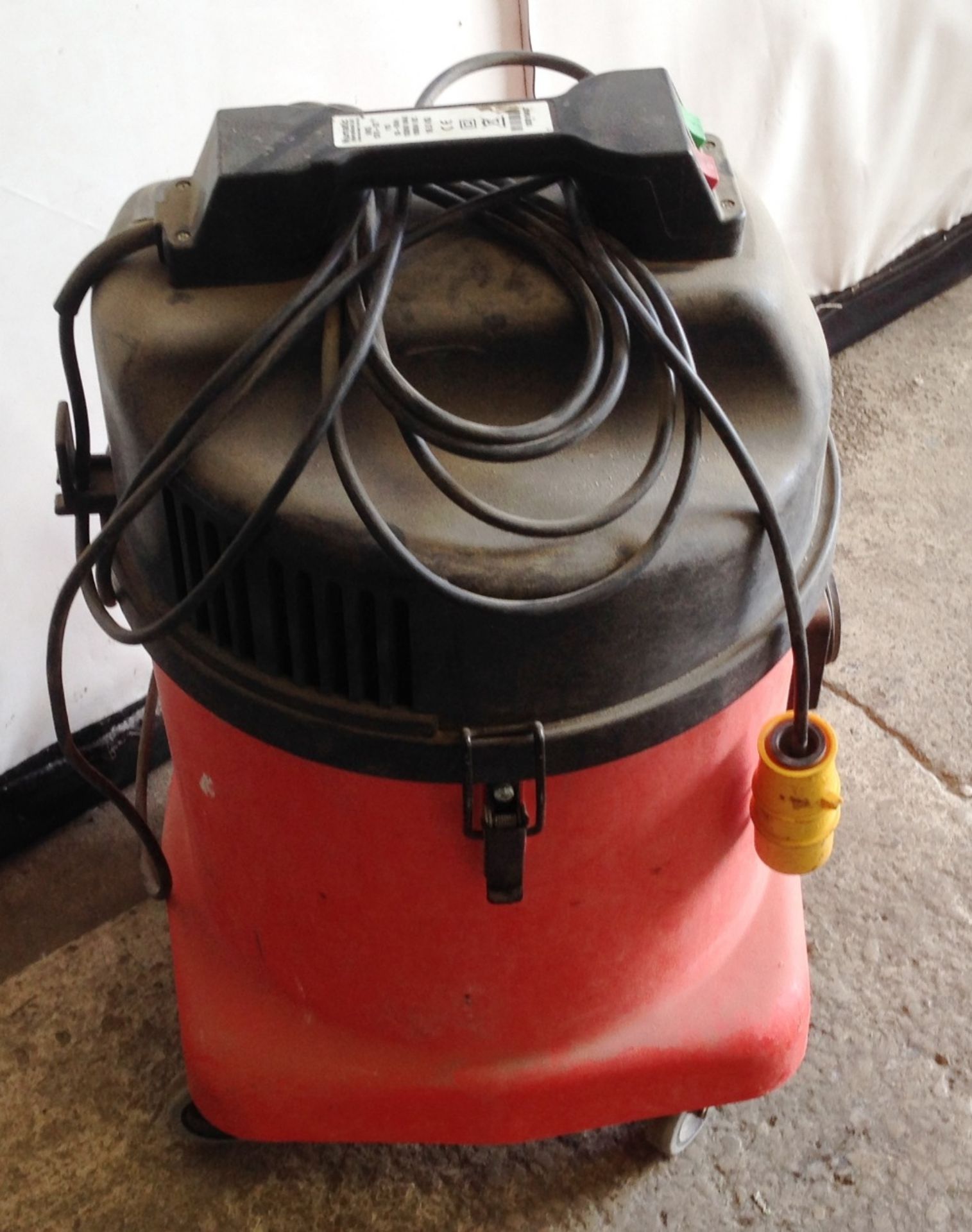 Numatic industrial vacuum cleaner Model: NVQ 570-22 - 110V - no hose - Image 3 of 3