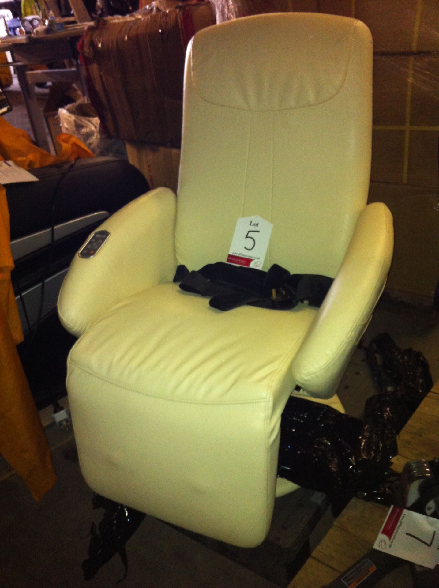 Ex Display BH white massage chair BH M111 Capri - Bild 2 aus 3