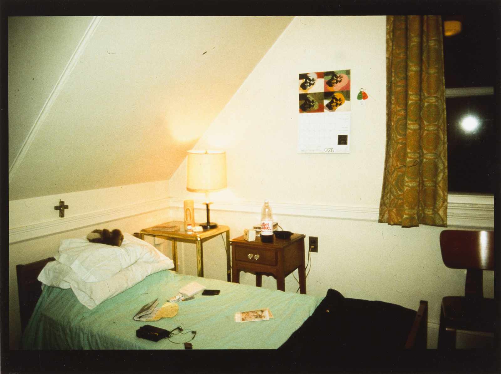 Nan Goldin My room in halfway house, Belmont, Ma. Cibachrome-Abzug auf Fotopapier. (1988). Ca. 30,