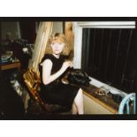 Nan Goldin April in the window, N.Y.C. Cibachrome-Abzug auf Fotopapier. (1983). Ca. 30,5 x 40,5