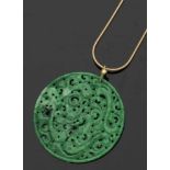 Ornamental geschnittener Jadeitanhänger1 runde Jadeit-Scheibe mit reichem, ornamentalem Dekor in