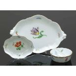 3 TeileStaatliche Porzellan Manufaktur, Meissen 1924-1934 und 1935-1947. - Streublümchen und Blume 1