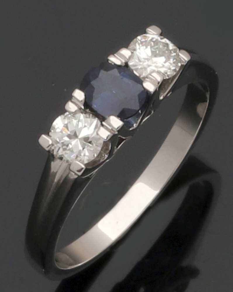 Ring mit Brillanten und einem Saphir585er WG, gestemp. 2 Brillanten zus. ca. 0,6 ct. 1 Saphir im