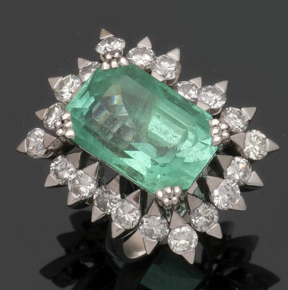 Eleganter Smaragdring mit Brillanten750er WG, ungestemp. 1 Smaragd im Emeraldcut von ca. 12,8 ct. 20