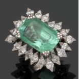 Eleganter Smaragdring mit Brillanten750er WG, ungestemp. 1 Smaragd im Emeraldcut von ca. 12,8 ct. 20