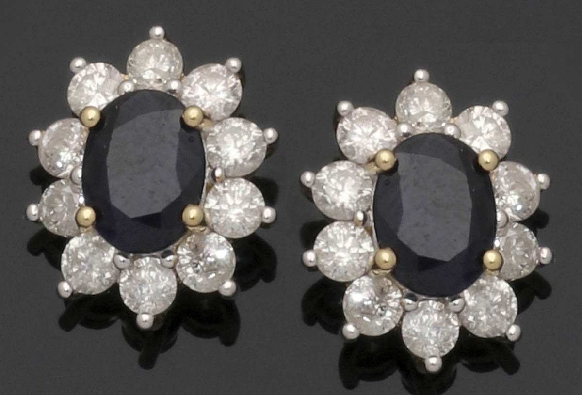 Paar klassische Saphirohrstecker750er GG, gestemp. 2 Saphire im ovalen Schliff zus. ca. 3,2 ct. 10