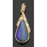 Anhänger mit einem Boulder-Opal und BrillantenFa. Josef Mendel, Wien. 585er Roségold, gestemp.