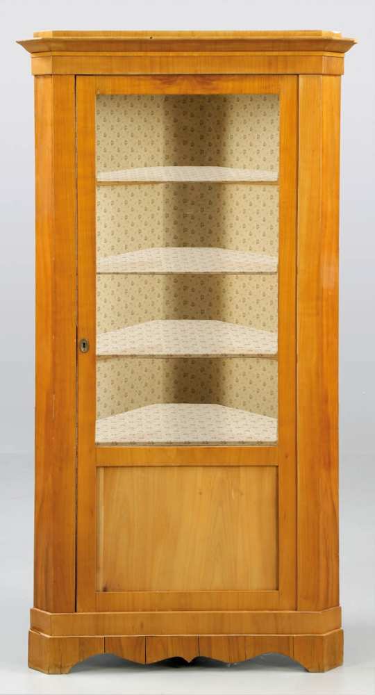 Biedermeier-VitrineDeutschland, 19. Jh. Kirsche. 178,5 x 95 x 46 cm. Rest.bed. Auf geschwungener