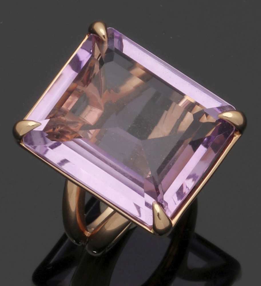 Damenring mit einem großen Amethyst750er Roségold, gestemp. Punze: Juweliersmarke. 1 großer Amethyst