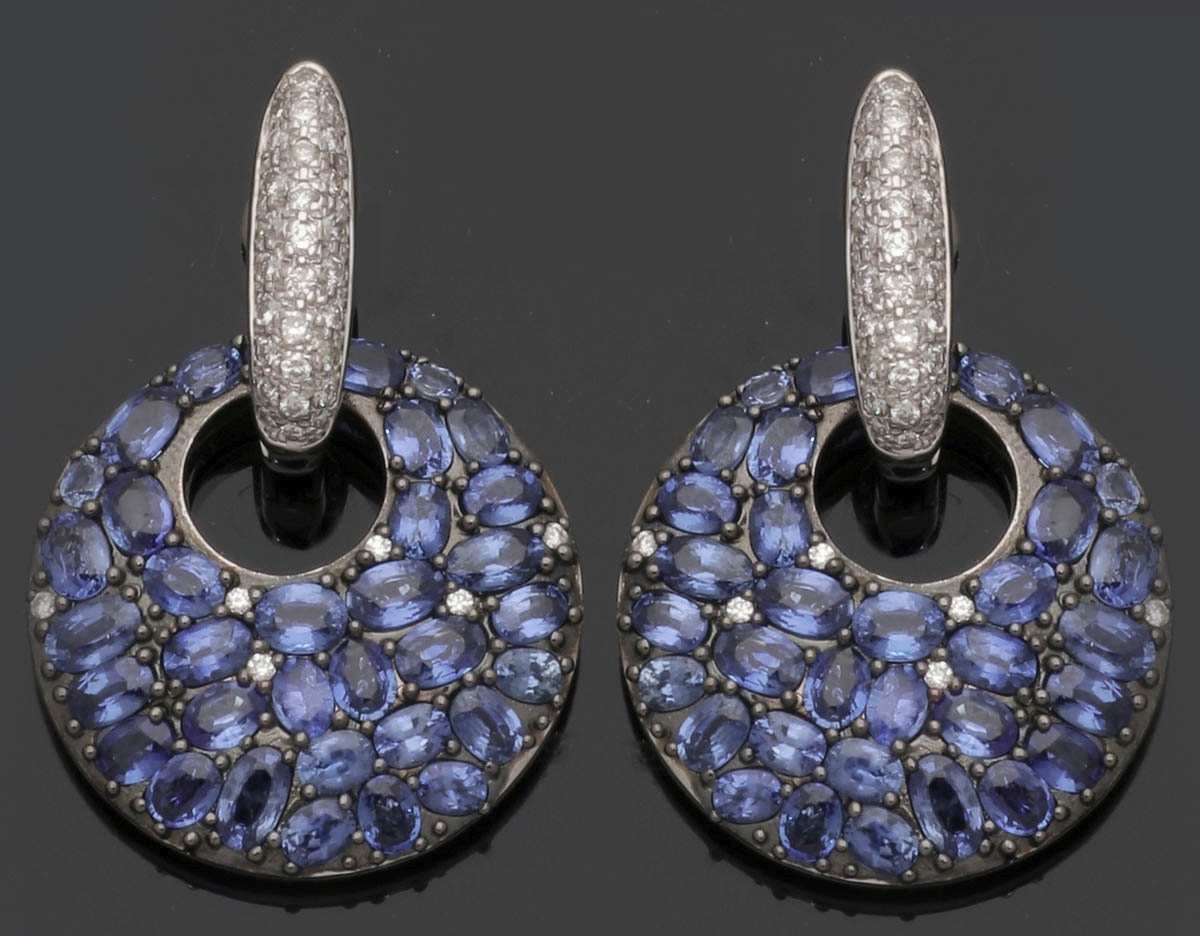 Paar wandelbare Ohrhänger mit Saphiren und Brillanten750er WG, gestemp. Punze: Juweliersmarke. Runde