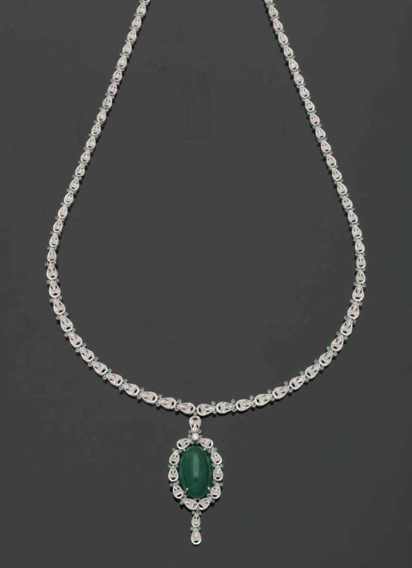 Diamantcollier mit einem großen Smaragd585er WG, gestemp. 1 großer, ovaler Smaragd-Cabochon von - Bild 2 aus 2