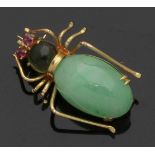 Brosche als Käfer mit Jadeit585er GG, gestemp. 1 ovaler Jadeit-Cabochon (18 x 12,2 mm). 1 runder