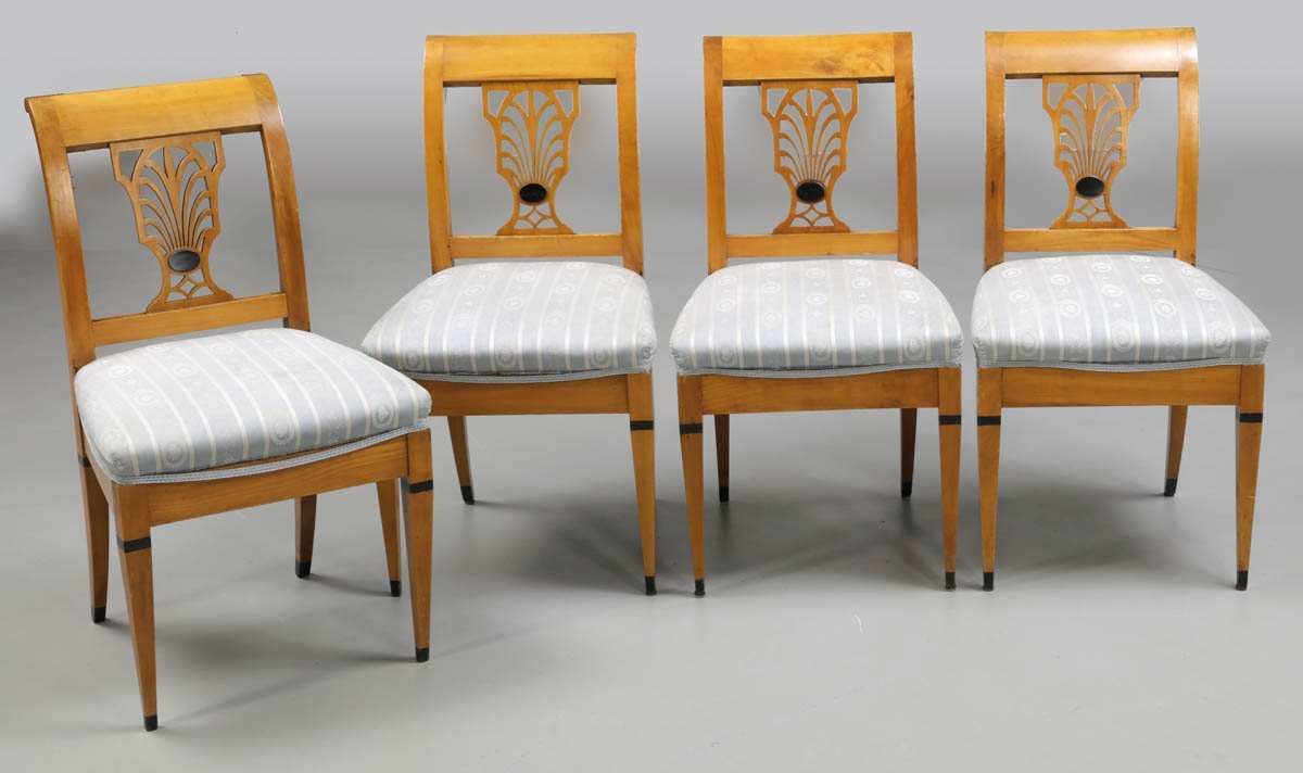 4 StühleBiedermeier, um 1830. Kirsche. 48/91,5 x 50 x 45 cm. Reich verzierter, durchbrochener und