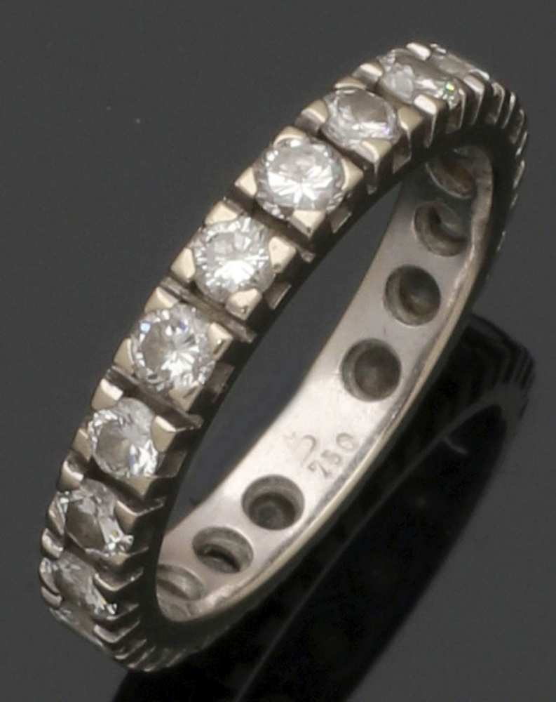 Damenmemoryring750er WG, gestemp. 20 Brillanten zus. ca. 1,3 ct. Ringgr. 55. Gew.: 4,0 g. 1 Brillant