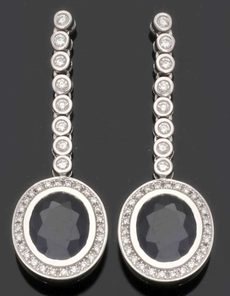 Paar elegante Saphirohrhänger mit Brillanten750er WG, gestemp. Punze: Juweliersmarke. 2 Saphire