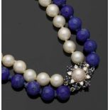 Doppelreihiges Collier aus Perlen und Lapislazuli750er WG, gestemp. 53 Perlen (D. je ca. 7,7 mm) und