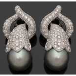 Paar elegante Ohrhänger mit Tahiti-Perlen und Brillanten750er WG, gestemp. 2 leicht ovale Tahiti-