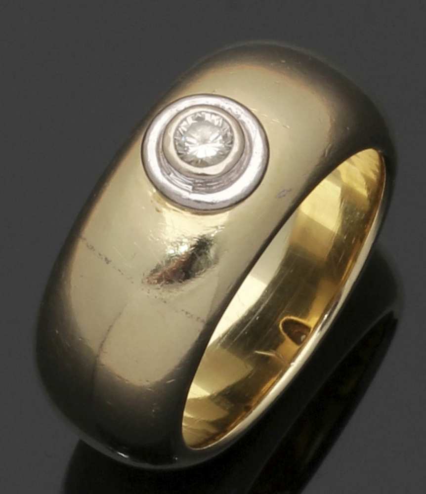 Massiver Bandring mit einem Brillanten585er GG, gestemp. 1 Brillant von ca. 0,15 ct. Ringgr. 58,5.