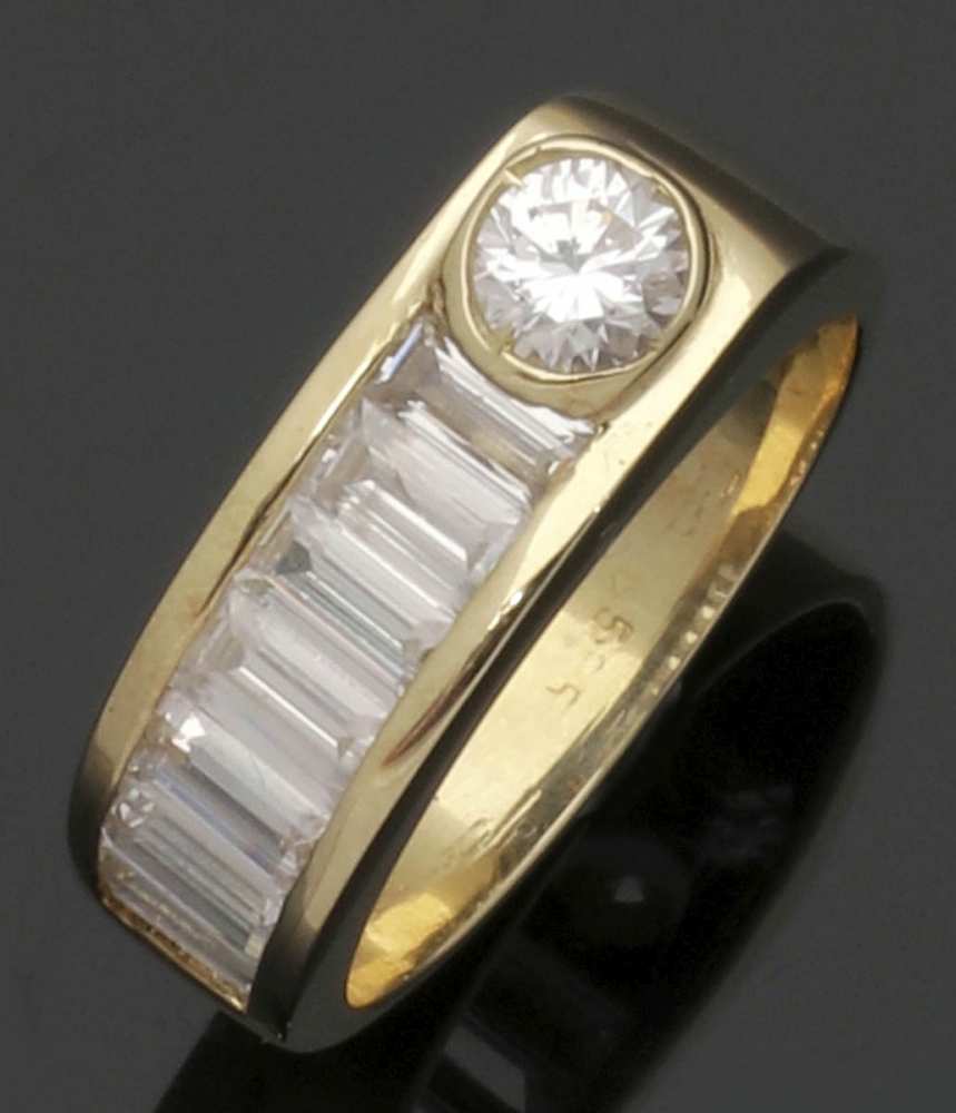 Damenbrillantring585er GG, gestemp. 1 Brillant von ca. 0,40 ct. 7 Diamanten im Baguetteschliff