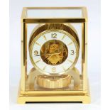 Atmos-TischuhrJaeger LeCoultre/Schweiz. Messing. 22,5 x 18 x 13,5 cm. Allseitig verglastes,