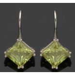 Paar Titanit-Ohrhänger585er WG, gestemp. 2 gelb-grüne Titanite im Princess-Cut (je 8 x 8 mm). L. 2,1